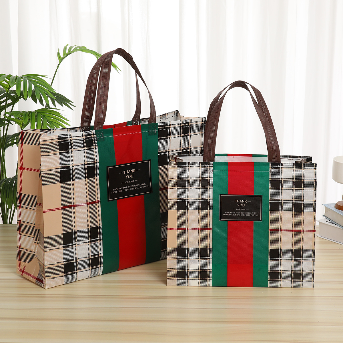 亚马逊跨境现货批发 圣诞时尚覆膜无纺布袋 购物手提袋 防水收纳袋 环保耐用详情6