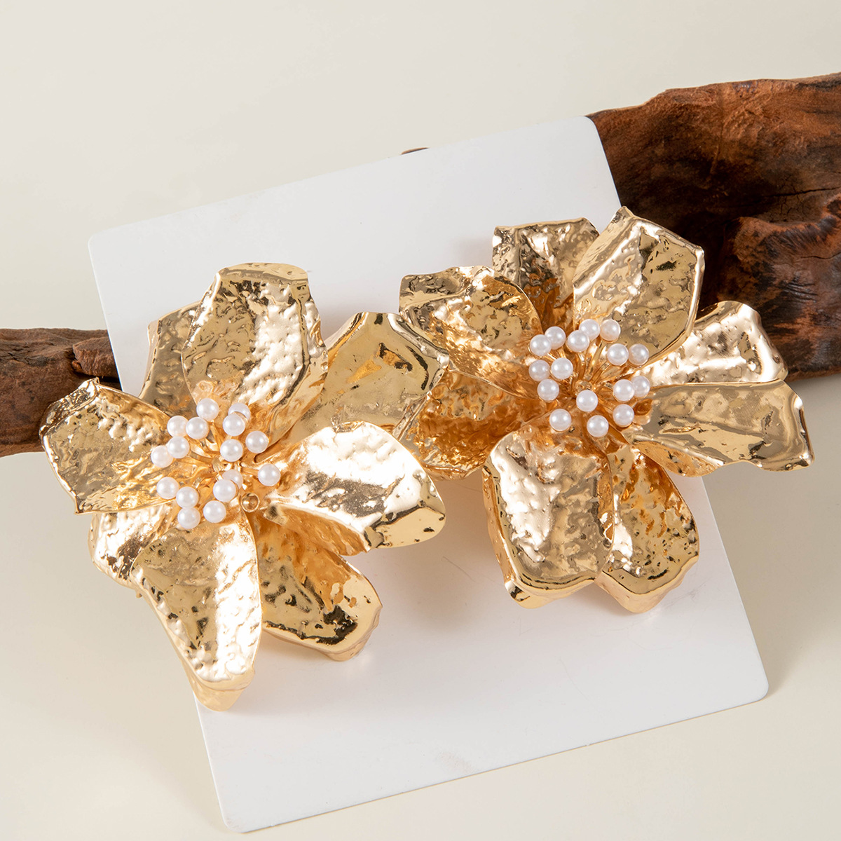 欧美跨境时尚几何设计感褶皱花朵耳环 小众镶珍珠高级感耳环耳饰详情5