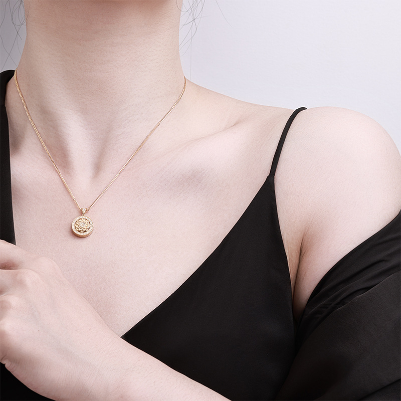 This is a new Chinese-style pearl collarbone chain for women, featuring exquisite gold plating and full diamonds. It is fashionable, versatile and elegant pic 10