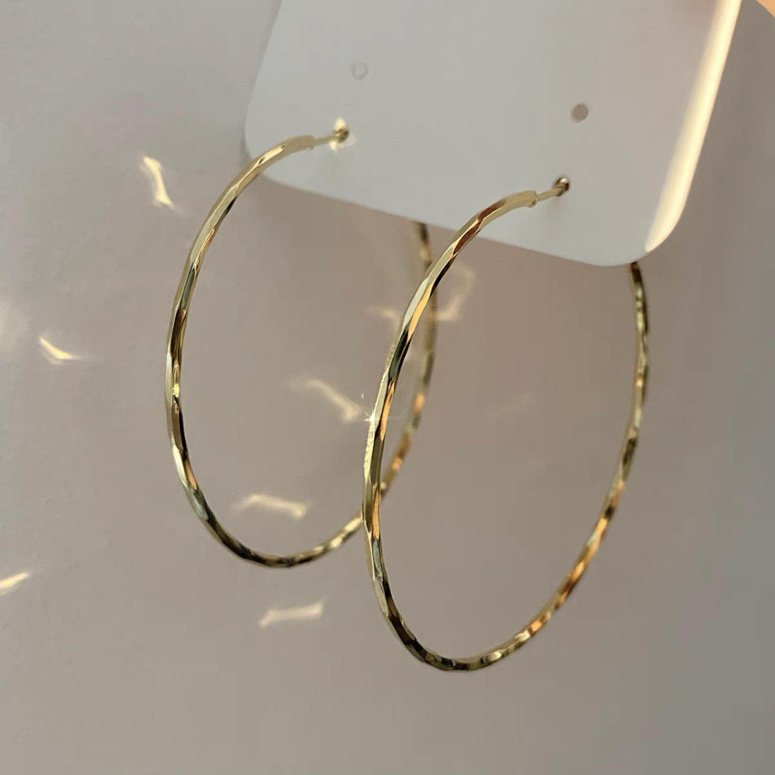 High-end wavy metal large ear rings for women, Korean style, simple and versatile, elegant stud earrings, cold style pic 6