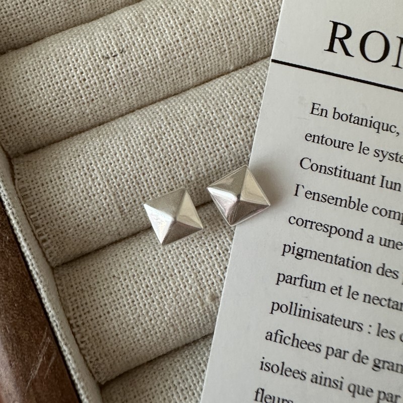 S925纯银韩版基础款小耳钉韩国风简约款通勤搭配养耳洞耳环批发详情3