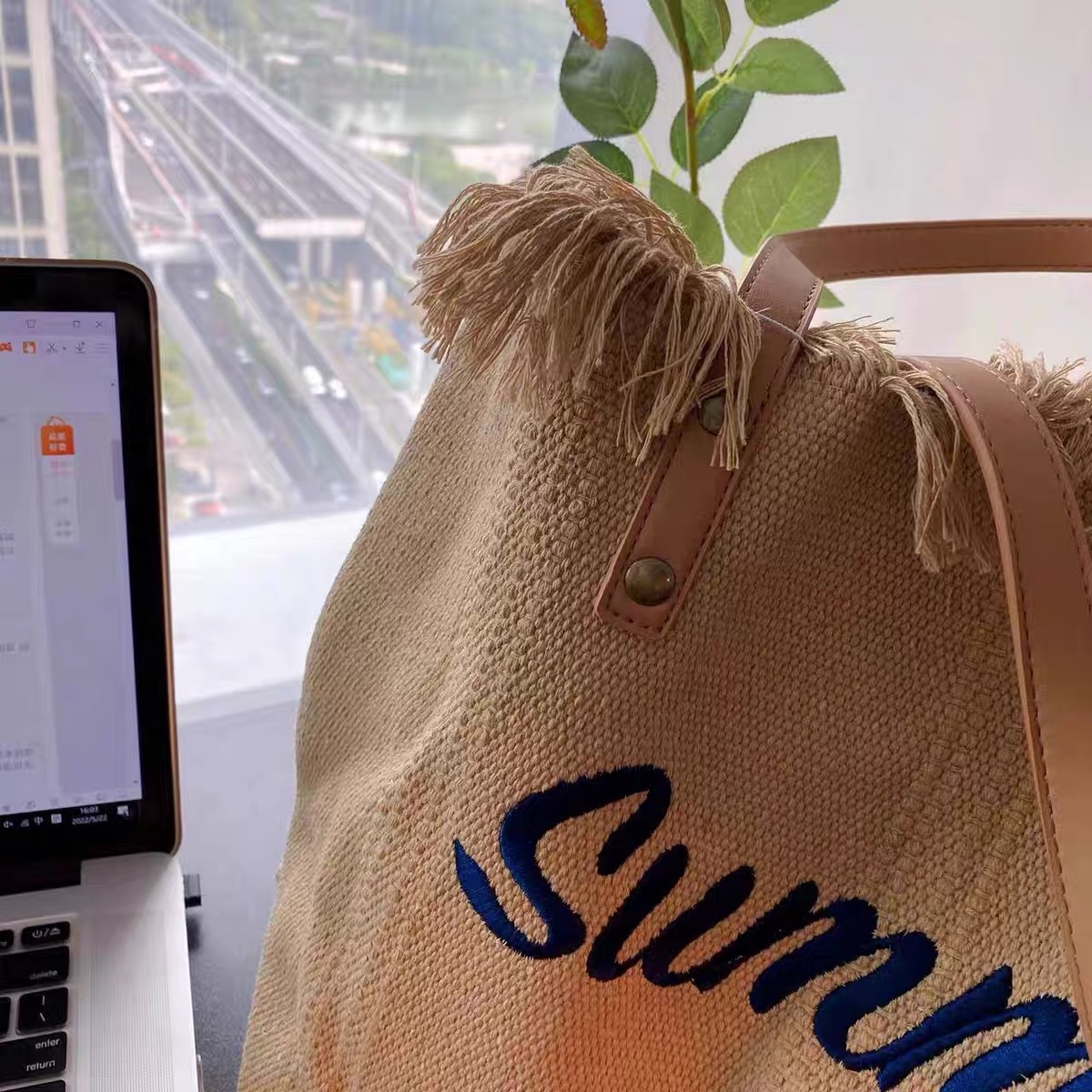 The 2023 new collection of handbags features simple and niche beach bags, travel bags, fringed tote bags, large-capacity single-shoulder bags, and is trendy pic 7