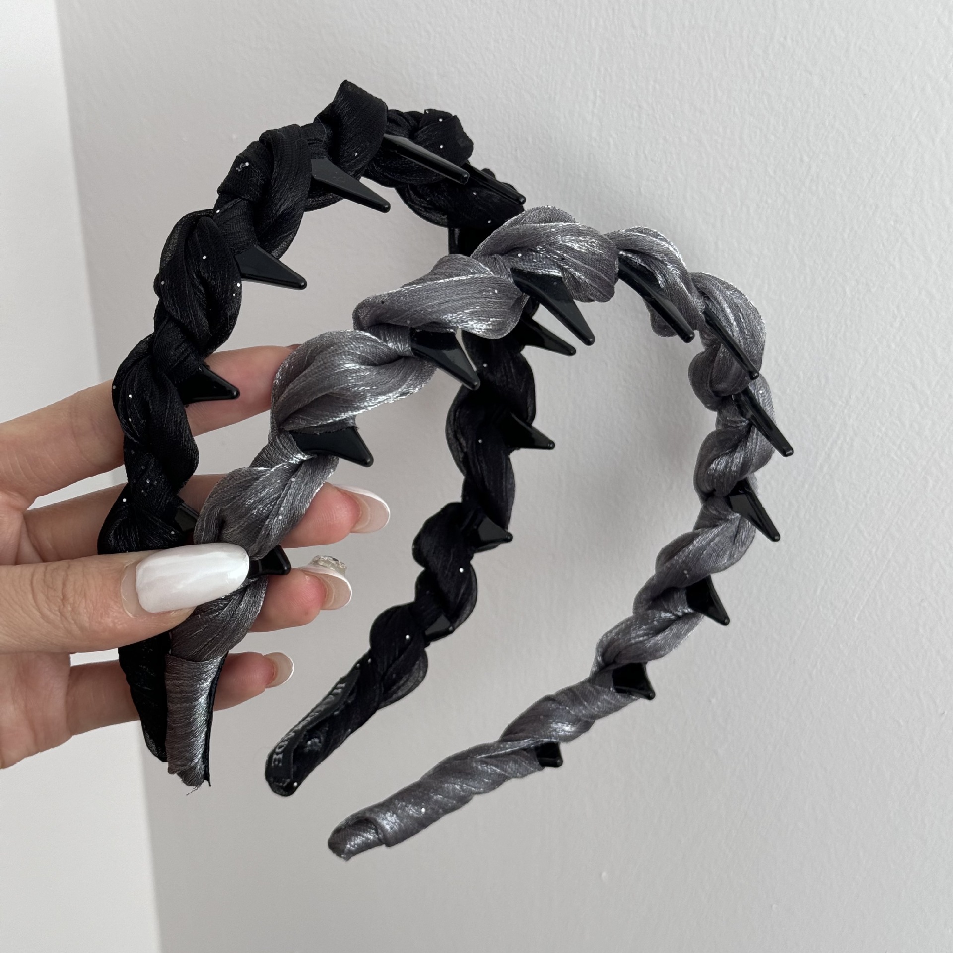 The new 2025 style of the elegant chanel-style pearlescent gauze hair band for women is a versatile and high-end pressure-sensitive headband with anti-slip teeth pic 9