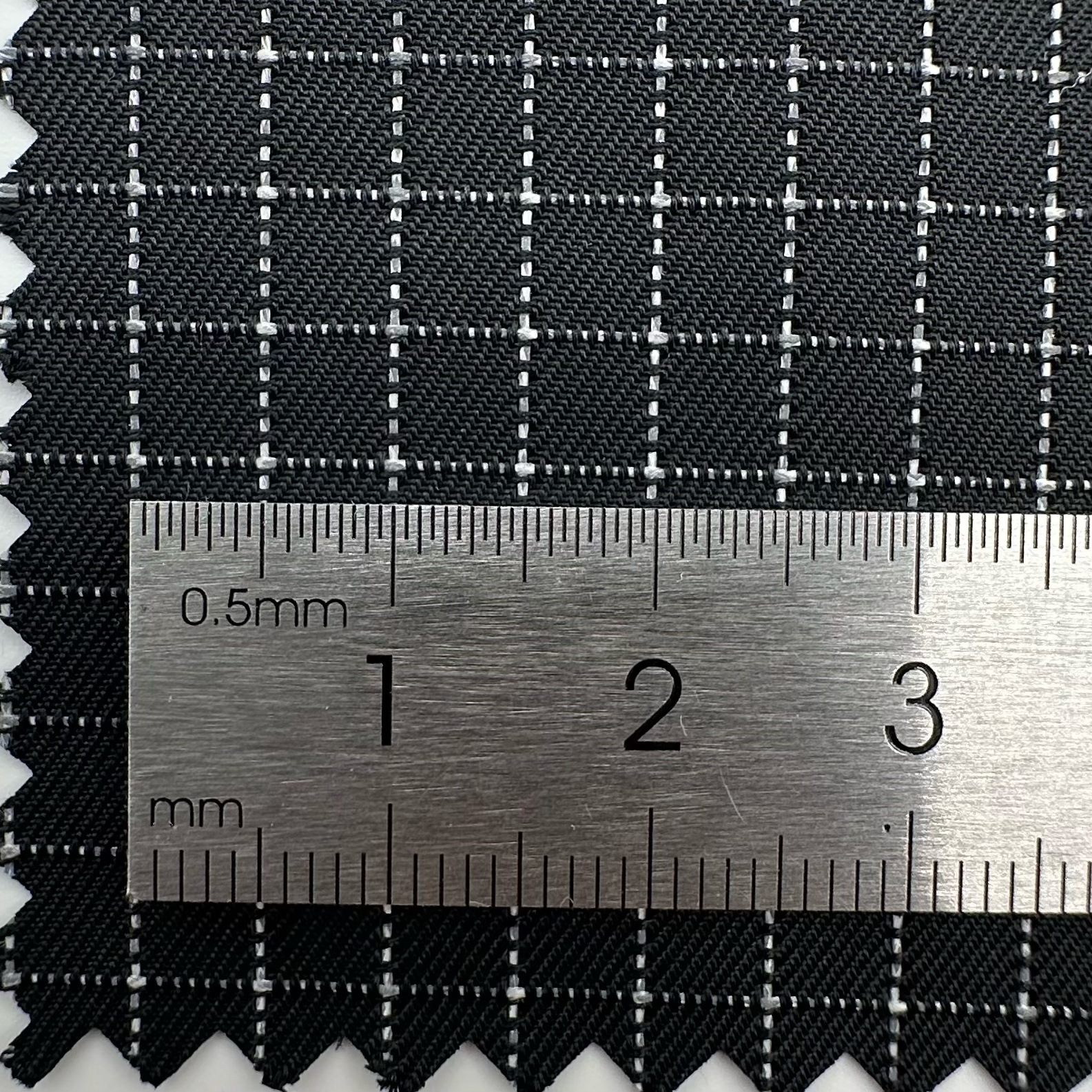 新品50D+反光丝夜晚超亮5MM方格子色织斜纹箱包机车服涤纶面料详情3