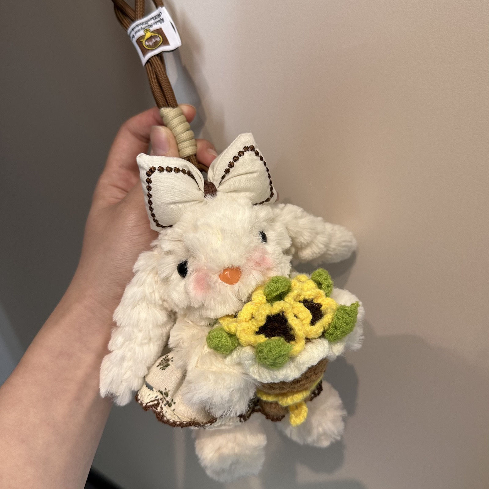 可爱垂耳兔玩偶钥匙扣毛绒公仔挂件蝴蝶结穿搭手捧花汽车挂件批发详情6