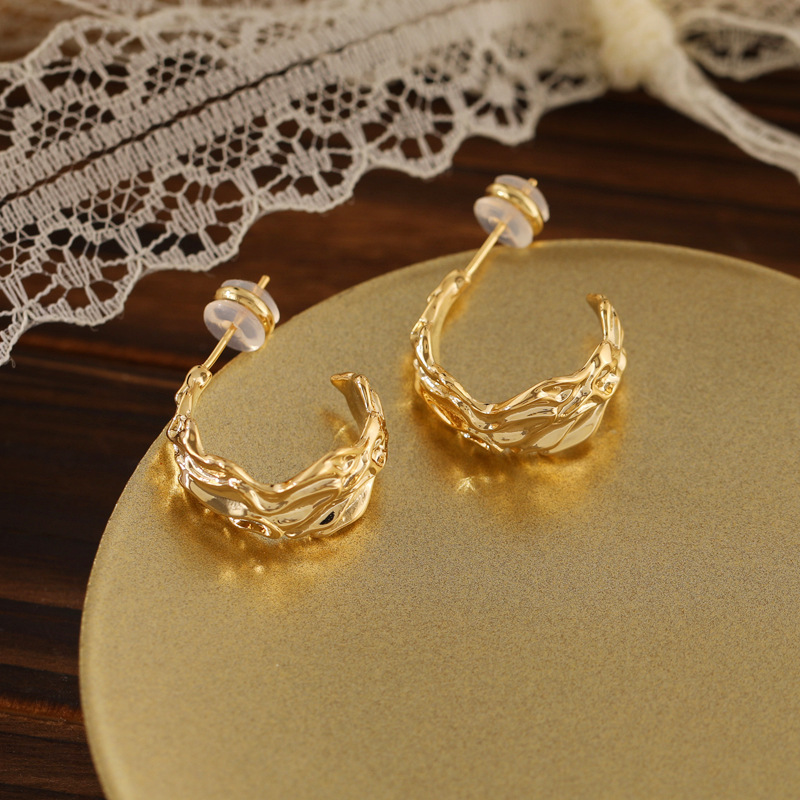 European and American niche light luxury earrings, with a high-end design sense, lava pattern, fashionable and cold style, stud earrings, versatile and elegant earrings pic 9