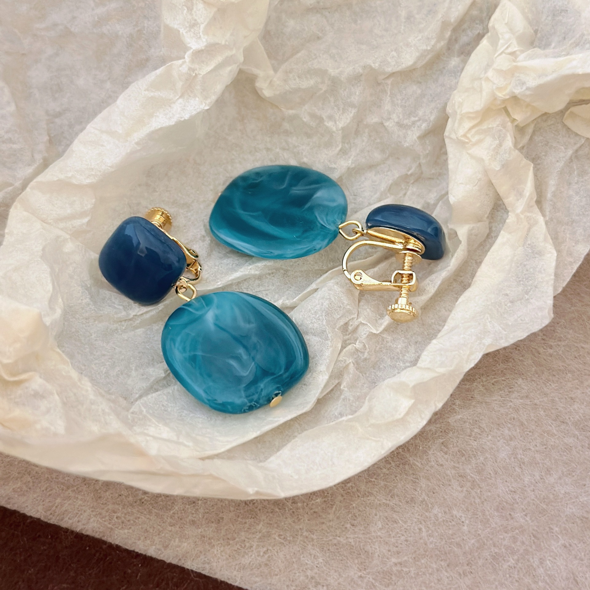 The gentle and fair design of the crystal mist blue, fashionable and simple, with contrasting color textures, square geometric lake blue earrings and ear clips pic 3