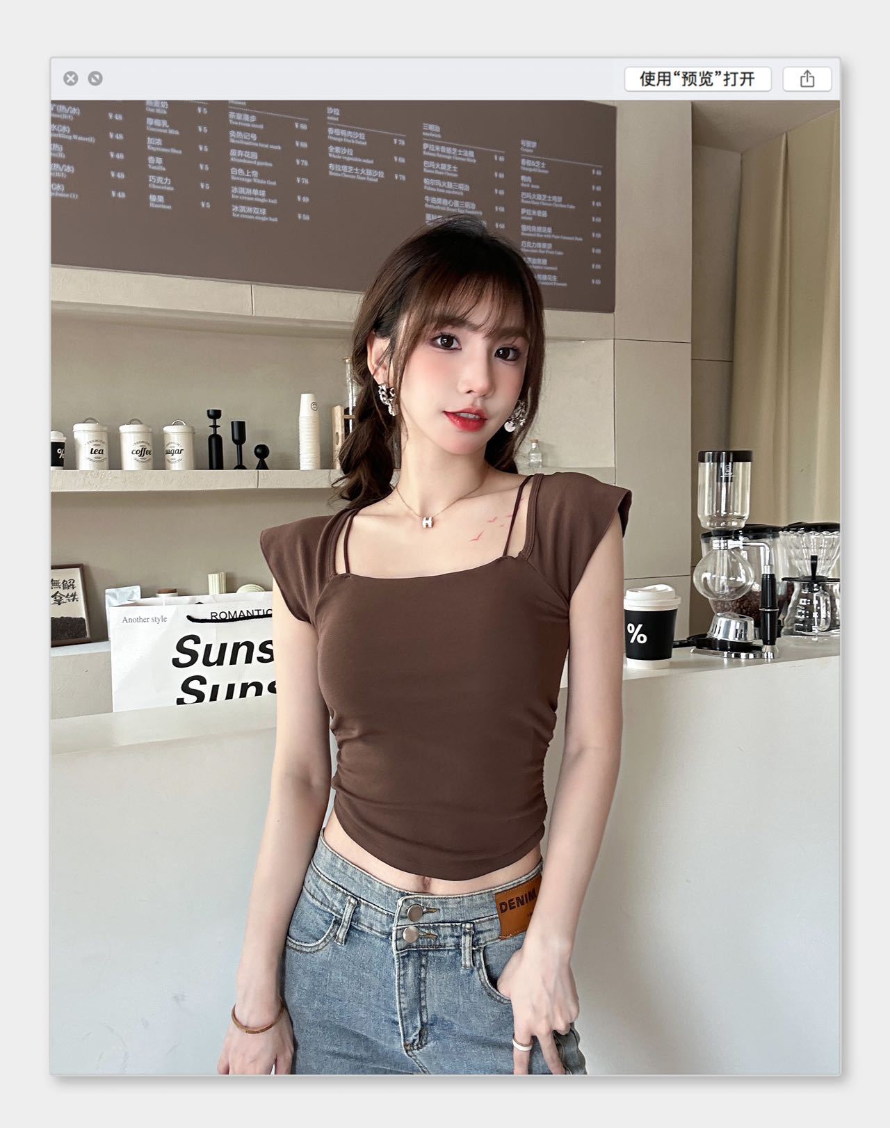A hot girl with a high level of appearance looks petite. She wears a flying sleeved vest, a modal pure cotton crop top, and a bra with a chest pad on top pic 15