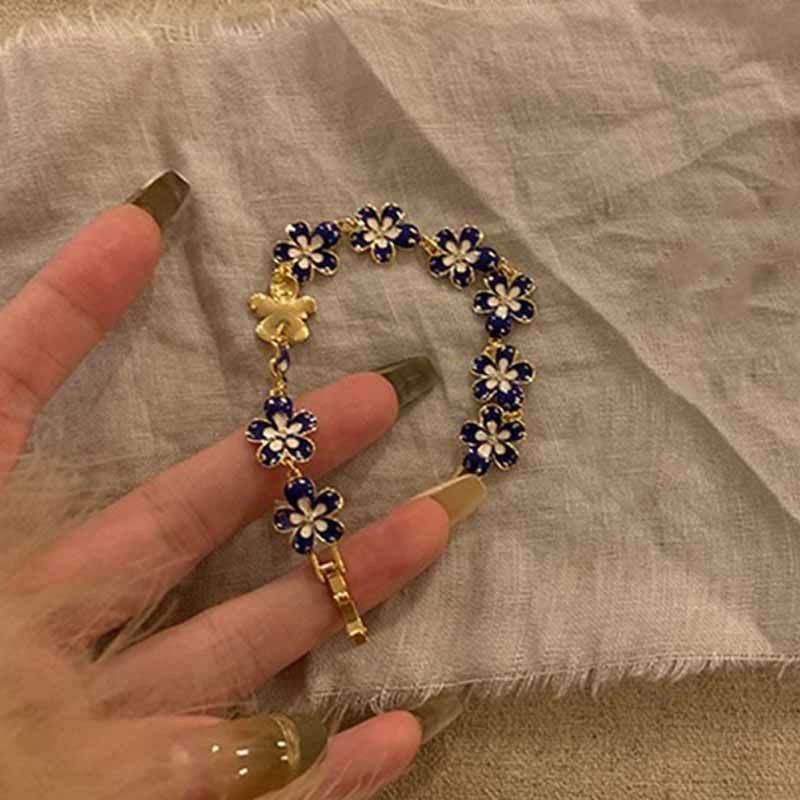 High-appearance-level vintage light luxury niche retro exquisite bracelet, best friend jewelry, flower design jewelry pic 2