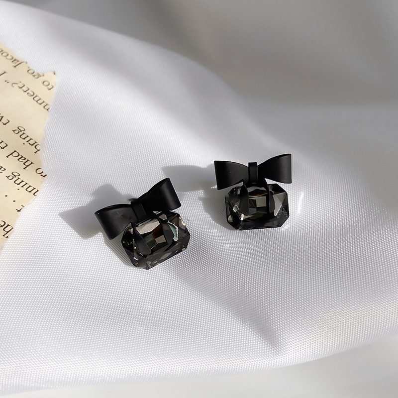 New black bow stud earrings for women in a cold and simple style, Korean style, stylish and fashionable commuting stud accessories pic 9