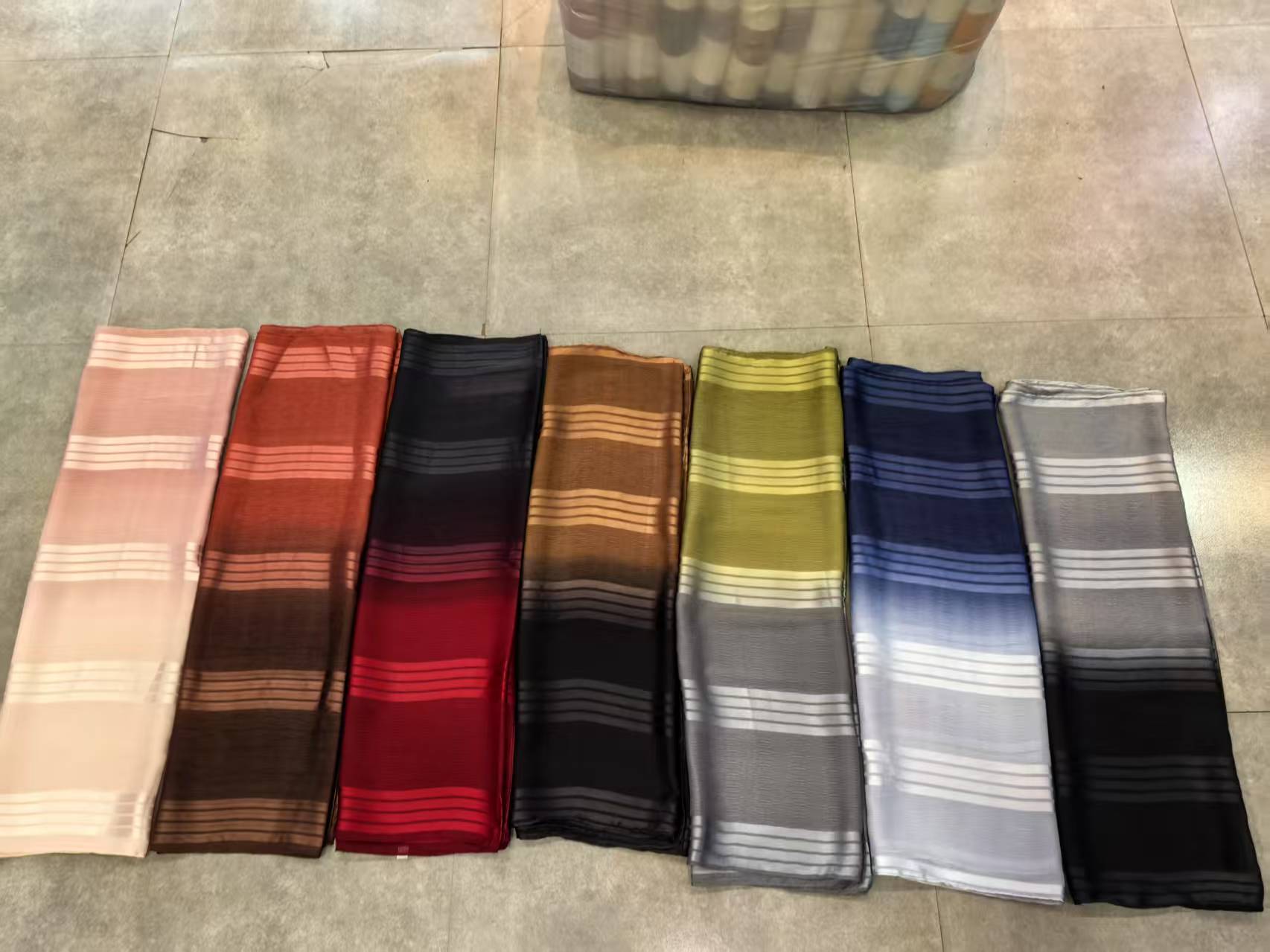 女式时尚百搭围巾头巾条纹褶皱设计渐变中东阿拉伯包头巾详情18