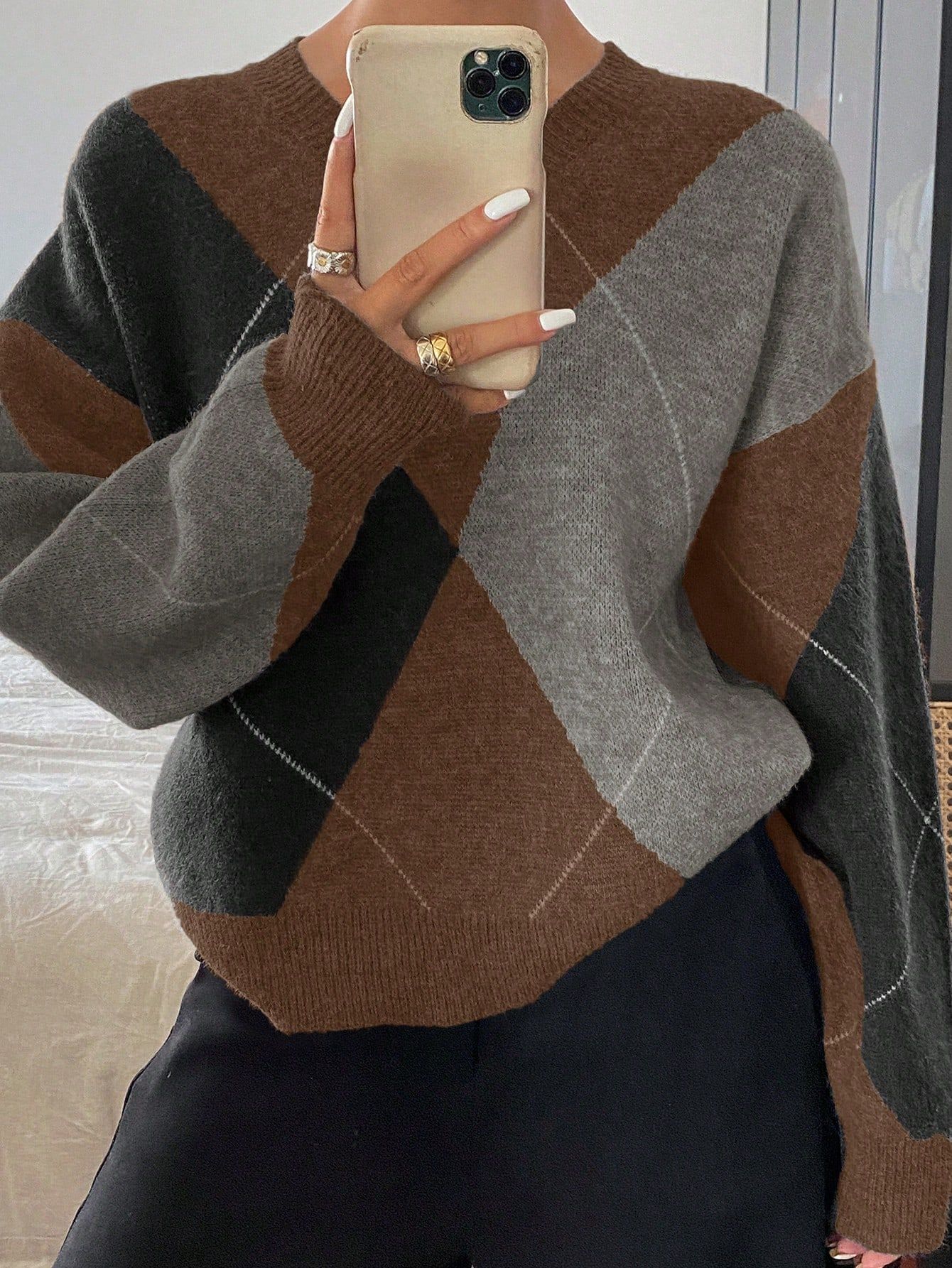 A retro color-blocking diamond-shaped V-neck sweater for women, a laid-back Korean-style knitted sweater, a casual and fashionable base layer for a trendy top pic 13