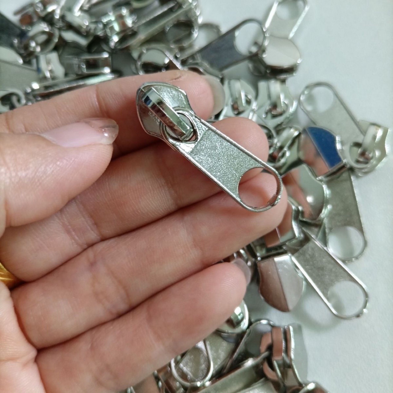 现货批发金属拉链头 3号5号8号尼龙长板头 喷漆电白箱包服装拉头详情10