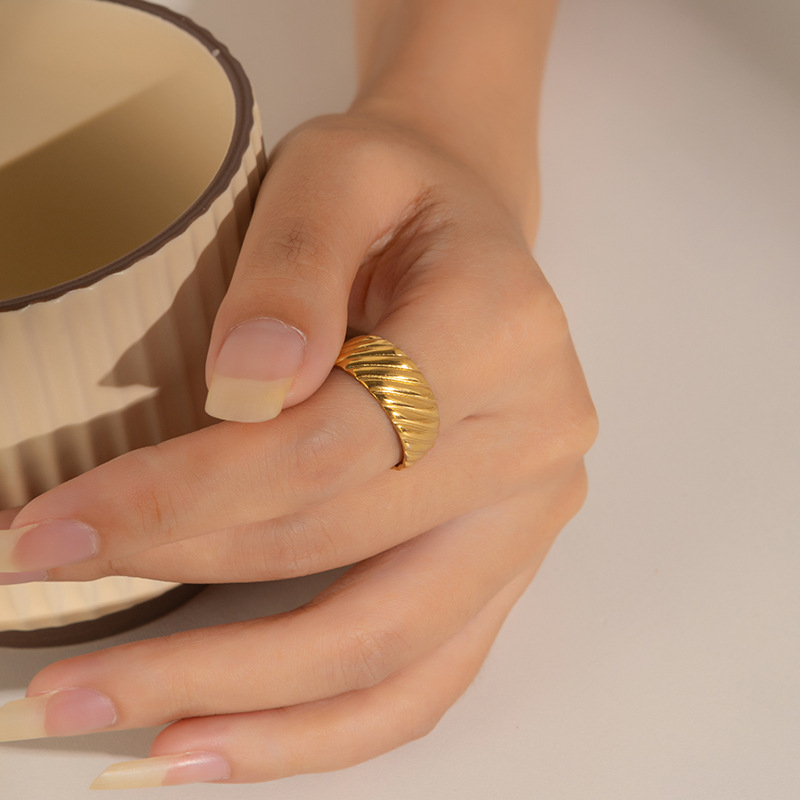 欧美时尚ins风简约钛钢戒指18k镀金不规则几何不锈钢女士饰品热销详情18