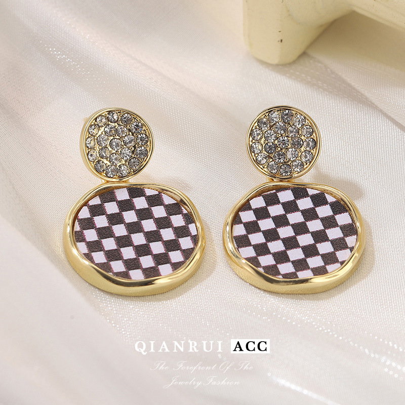 New checkered earrings with a retro feminine charm, black and white checkered stud earrings, ins niche and unique geometric earrings, 925 silver pic 20