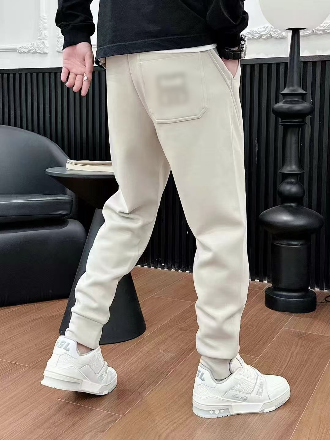 The new autumn and winter men's tapered sweatpants brand casual pants feature trendy styles that are form-fitting, comfortable and versatile pic 4