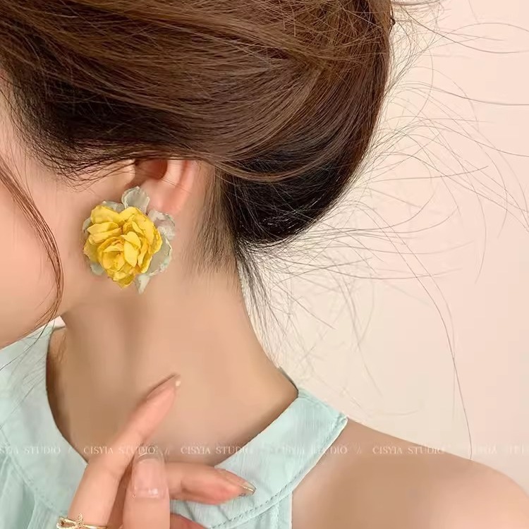 Spring/Summer 2025 fresh and elegant flower earrings for women, a light luxury and high-end look, pearl stud earrings, super fairy-like, versatile and elegant earrings pic 20