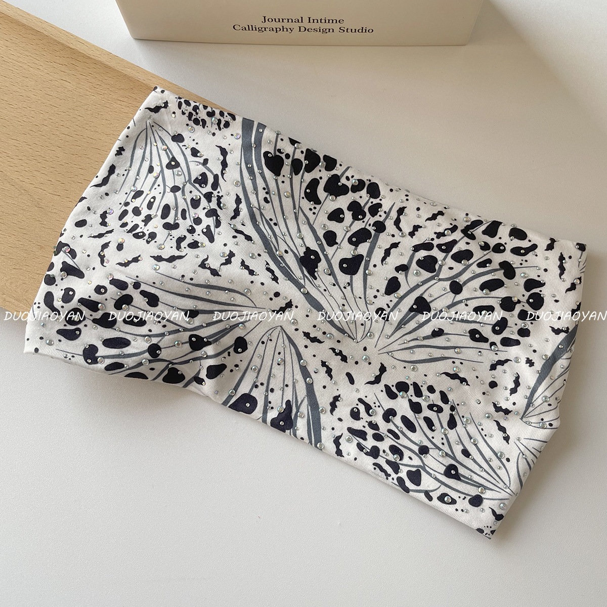 The new leopard print hot diamond hair band is a fashionable and hot girl. The wide-edge knotted elastic hair band is a sports sweat-absorbing headscarf for women pic 18