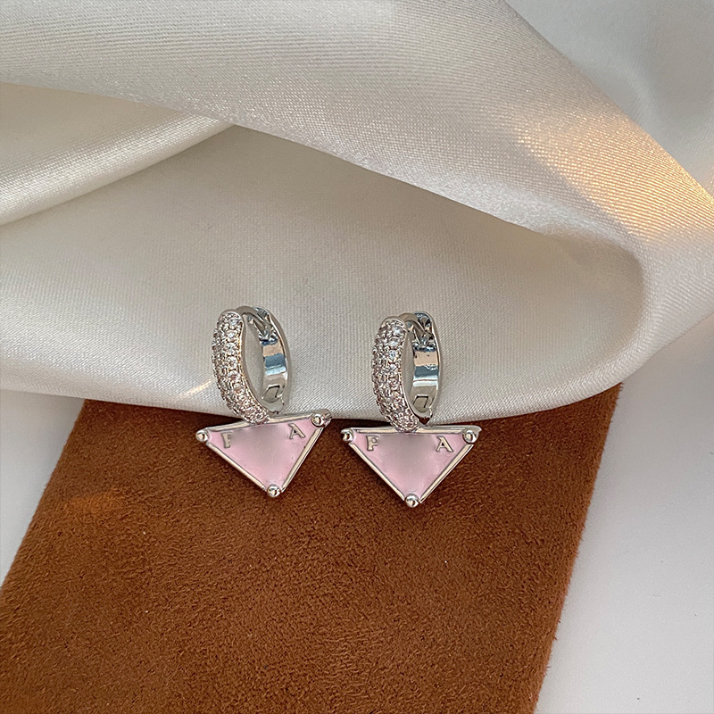 新款时尚耳环高级设计微镶简约通勤字母画油耳扣三角潮搭百搭经典详情4