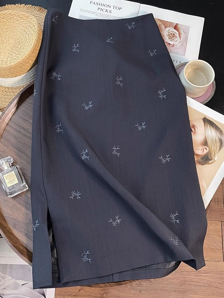 A small chanel-style grey high-waisted, slimming embroidered skirt for women in the spring of 2025, a new casual and versatile long dress pic 15