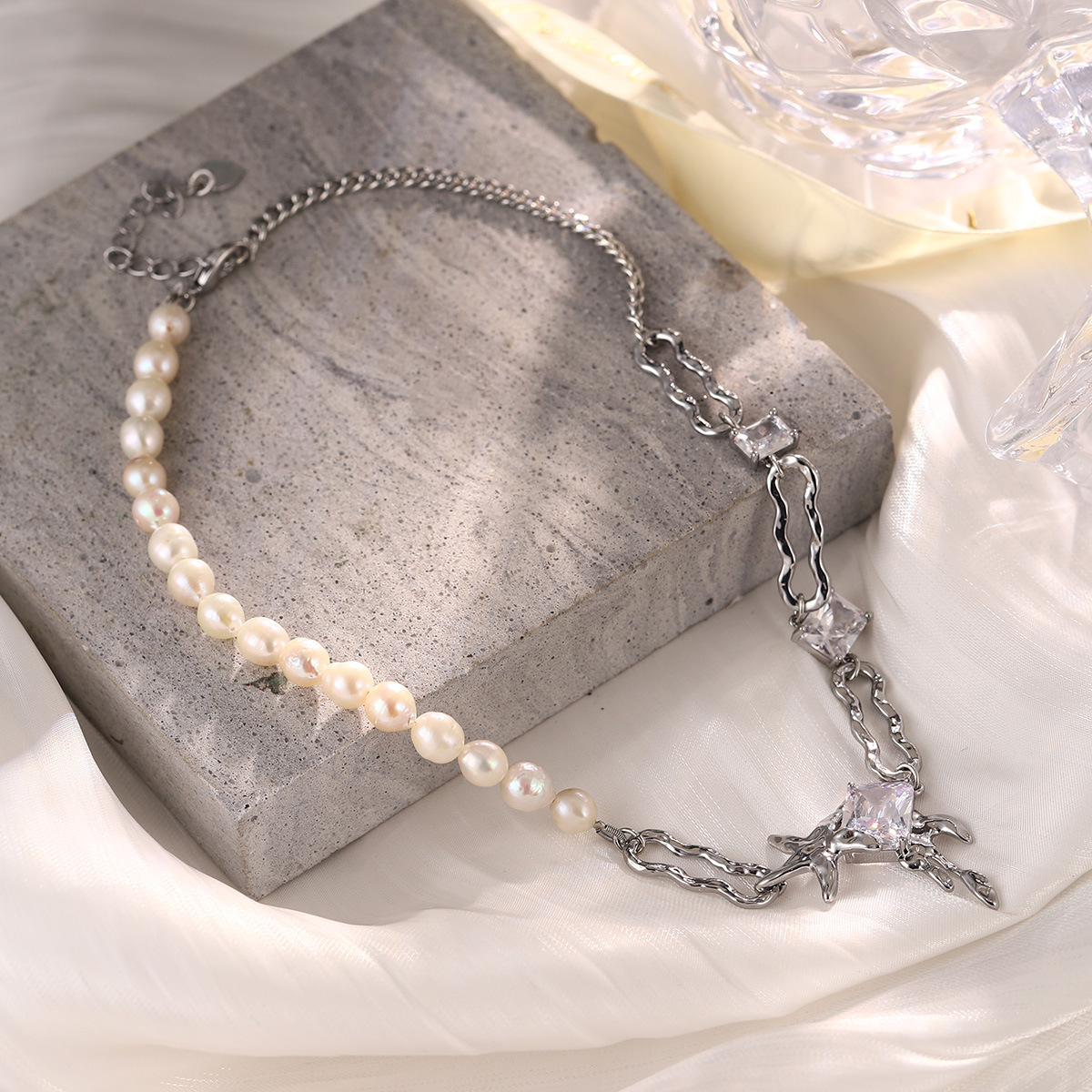 The new heart-shaped bow collarbone chain is a niche retro necklace that is versatile for summer, exuding a sense of high-end luxury and a light fragrance style pic 45