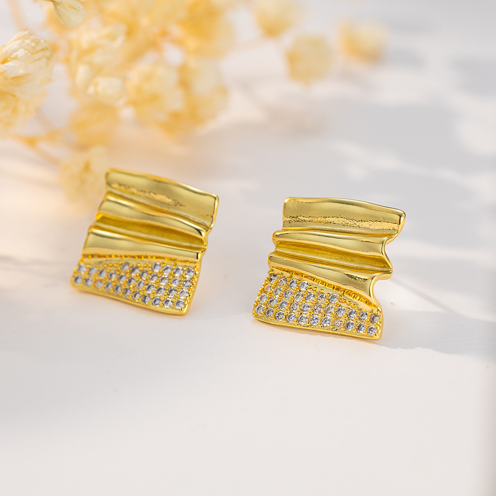 复古风18K电镀褶皱正方形镶钻耳钉文艺感高端耳饰批发耳环详情5