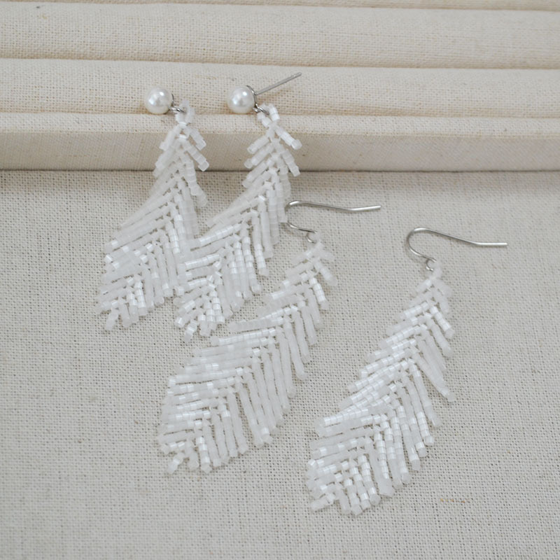 欧美小众设计简约白色羽毛古董珠手工编织个性气质高级感耳环耳饰详情5