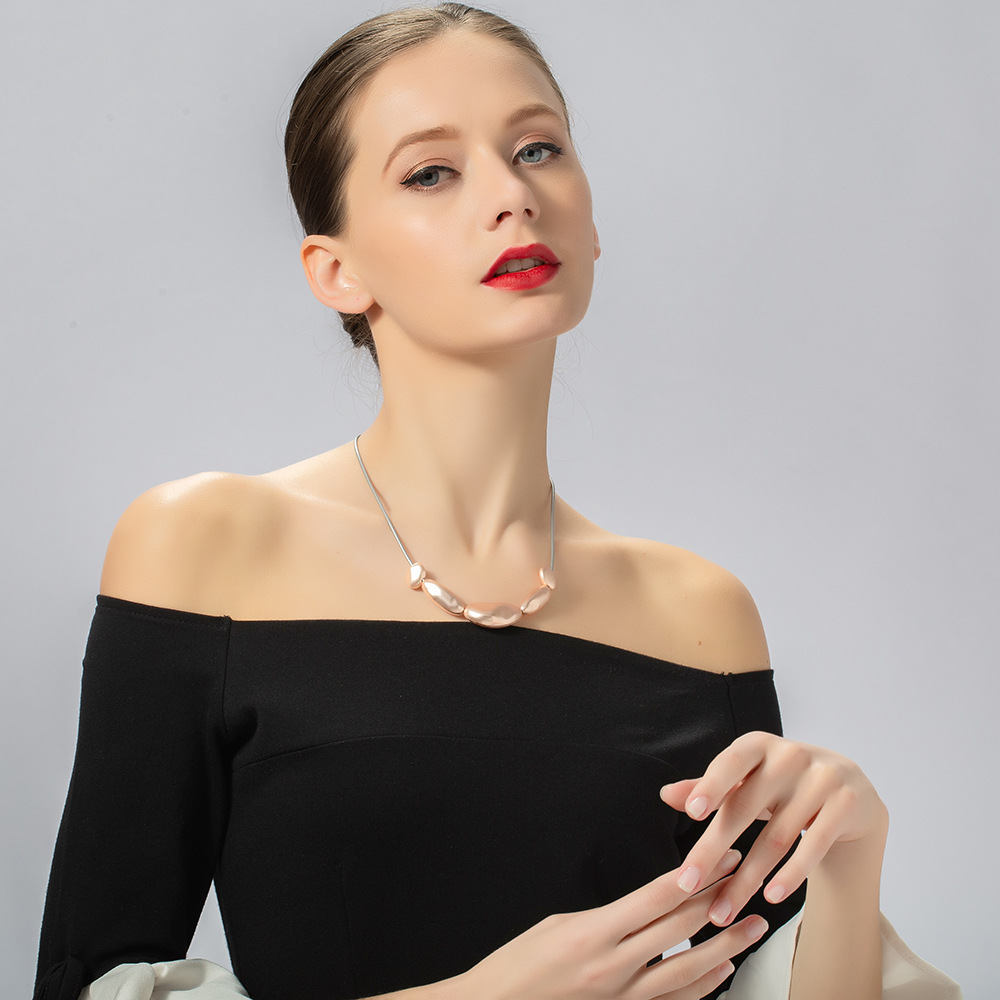 短项链亚马逊爆款跨境欧美精致几何形大气时尚镂空女士合金锁骨链详情6