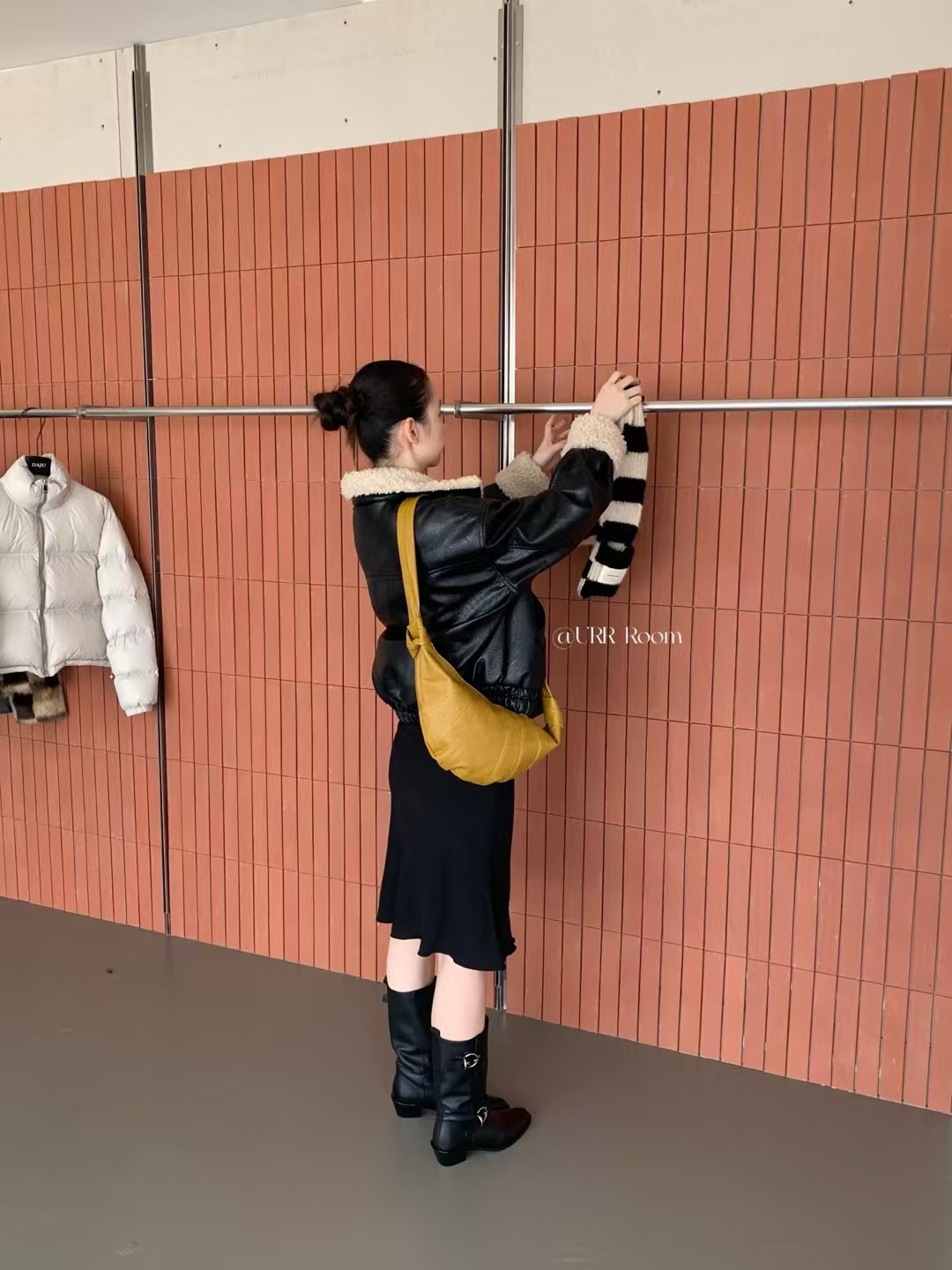 URR Room2024AW秋冬复古美式做旧廓形美拉德夹克机车皮毛一体皮衣详情9