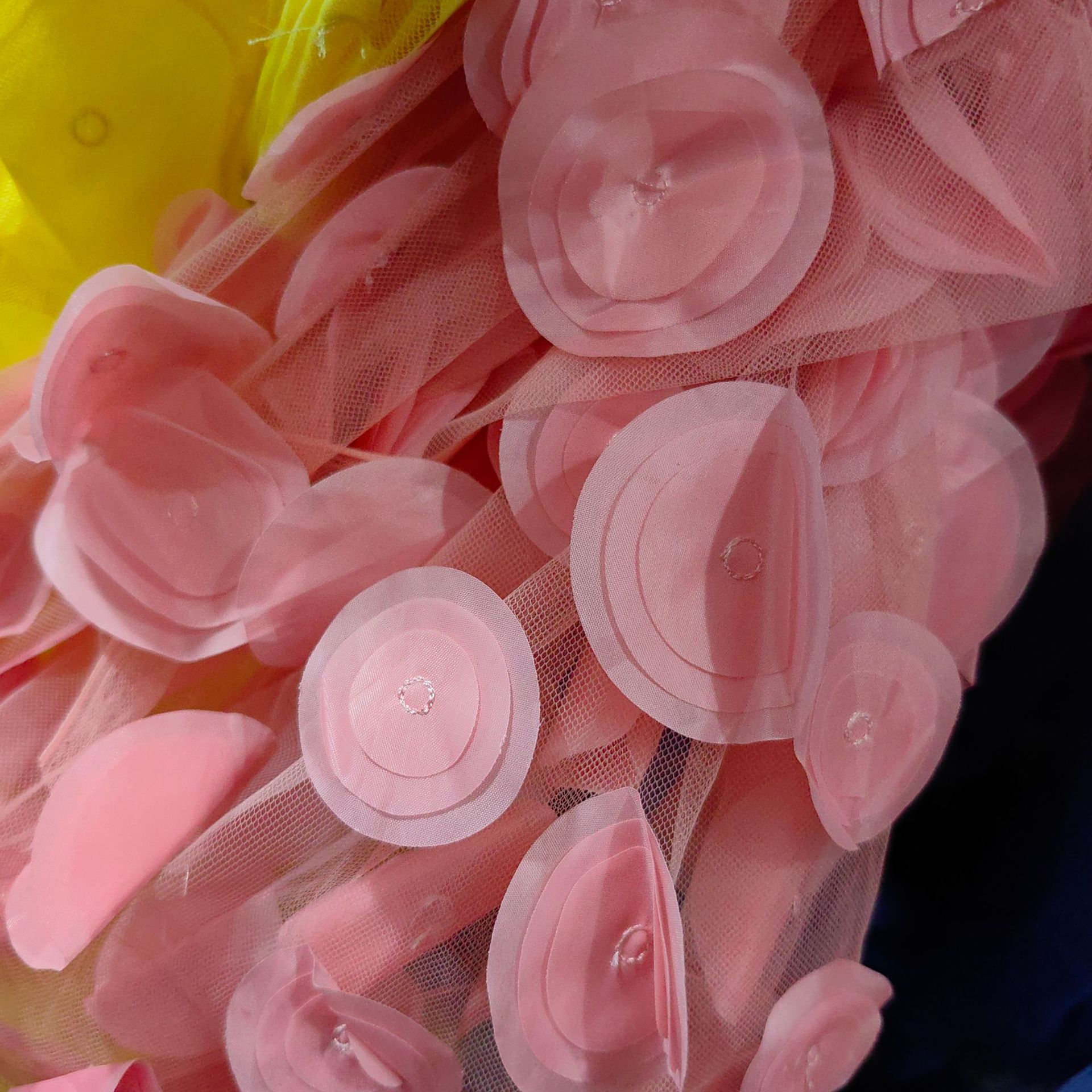 欧洲站激光立体刺绣面料多色网纱圆圈绣花布时尚女装连衣裙面料详情6