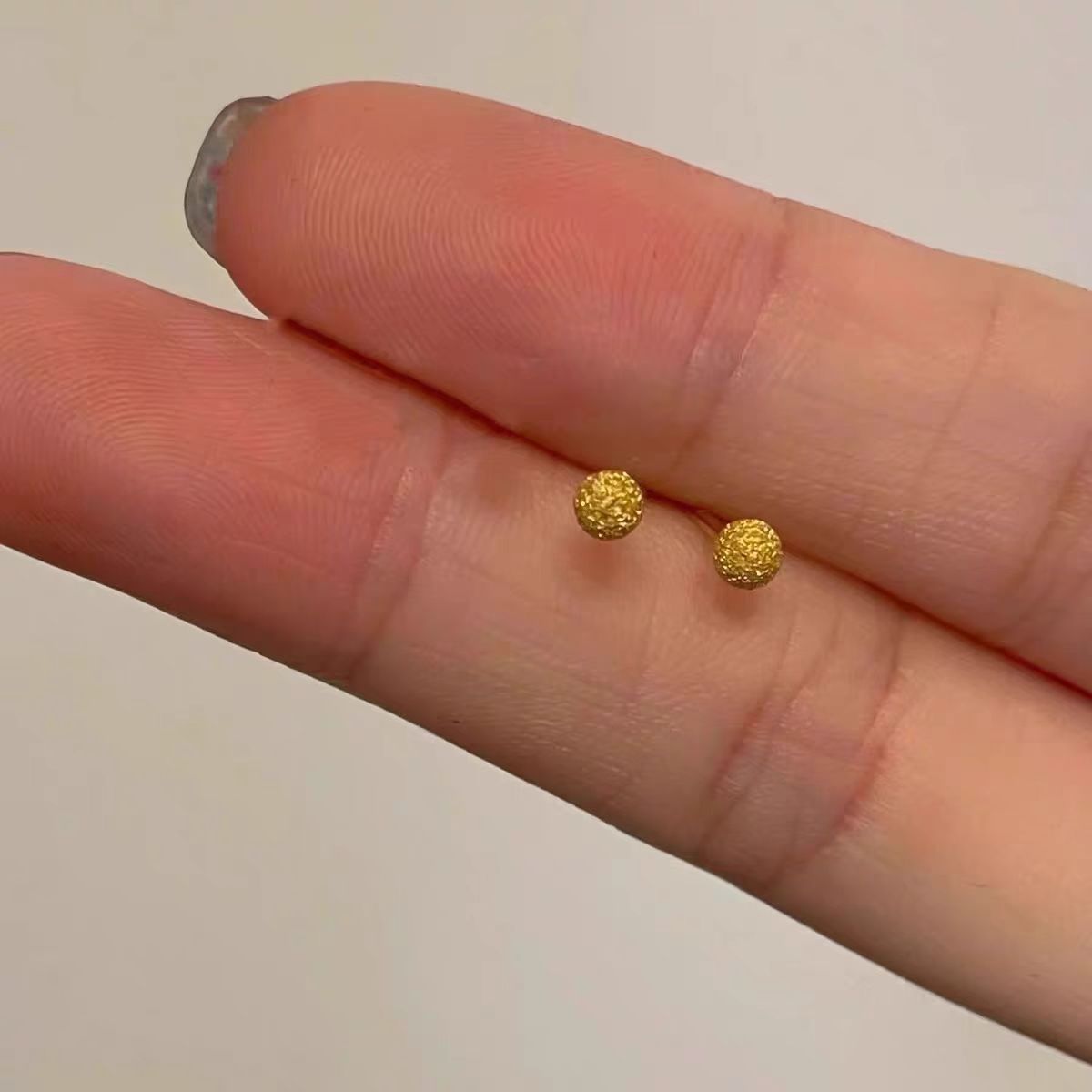 Vietnamese sand-gold frosted bean stud earrings for women are small, elegant, fashionable and versatile. They are smooth bean stud earrings for nourishing ear holes pic 2