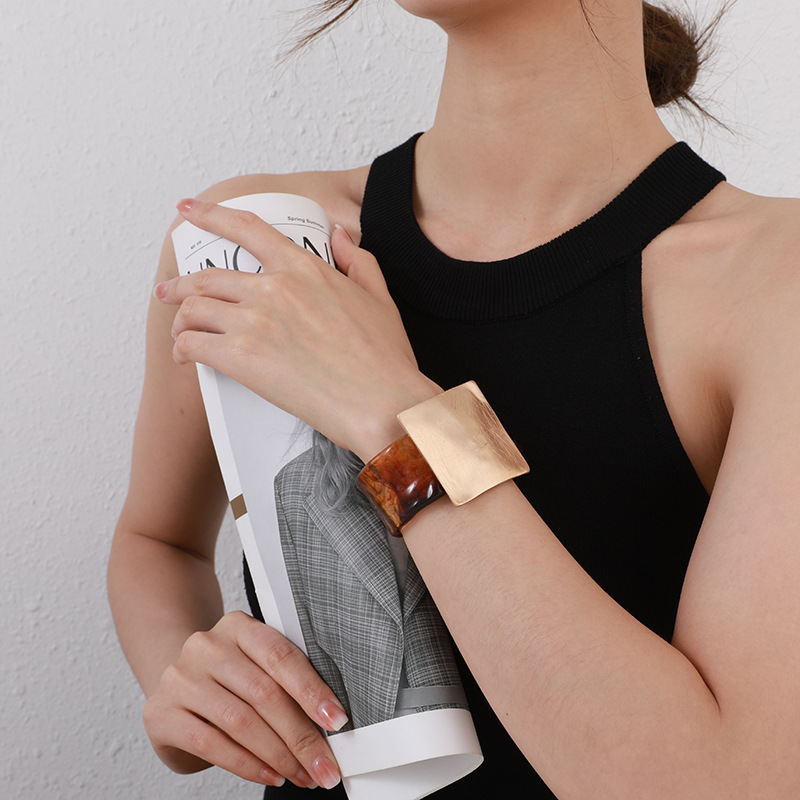 跨境亚马逊热卖欧美原创几何拉丝正方金属高级简约女士大气手镯详情7