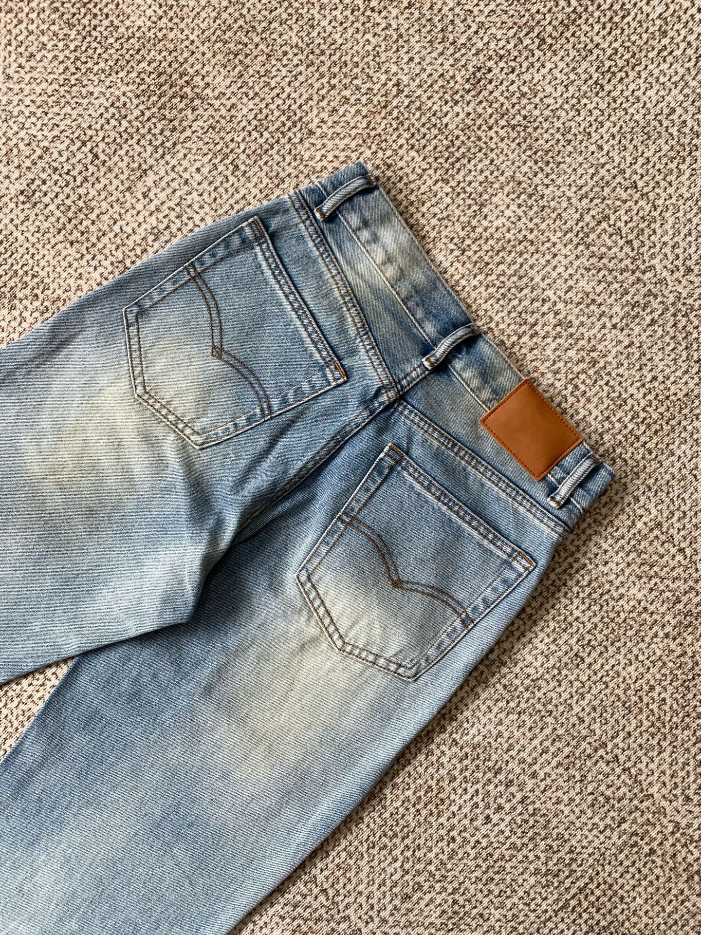 The new loose, slightly flared jeans for early spring are a perfect match for women with a high waist, which can lift the buttocks and make them look slimmer pic 8