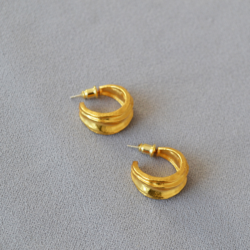 法式小众复古黄铜镀金手工感不规则砂岩颗粒面925银针C字耳钉耳饰详情3