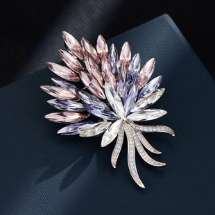 The light luxury and high-end starlight fireworks brooch features an original design of copper alloy, real gold electroplating and zircon imitation pearl pic 6