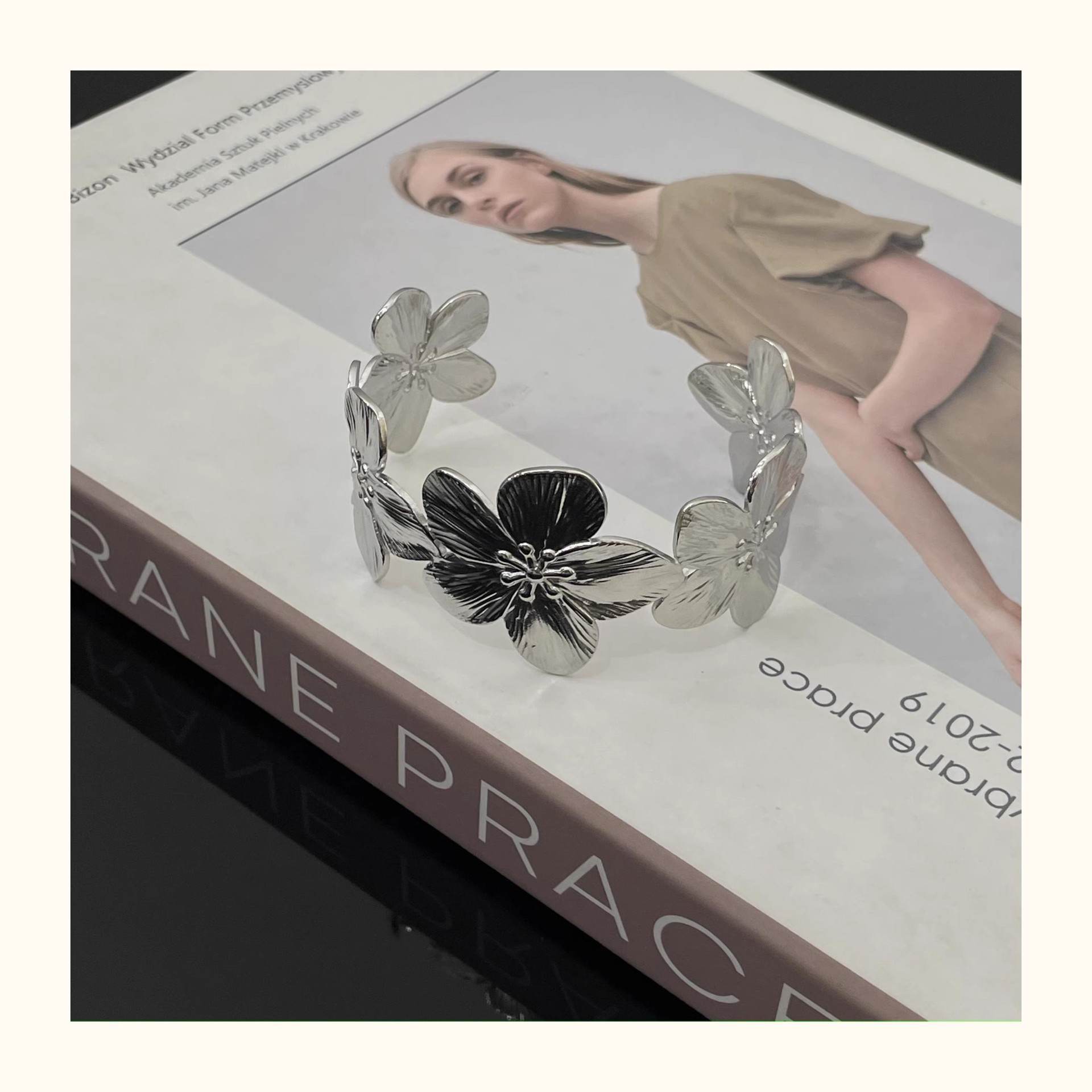 欧美钛钢宽面花朵手镯ins冷淡风开口可调节手环甜酷百搭可当臂环详情7