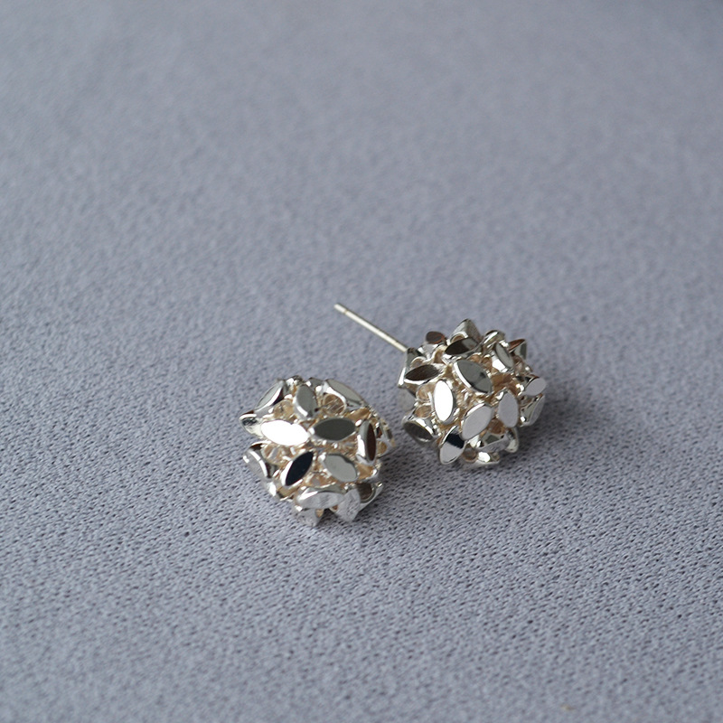 墙裂推荐小众ins风多切面闪亮银色镂空花球日常简约气质耳钉耳饰详情3