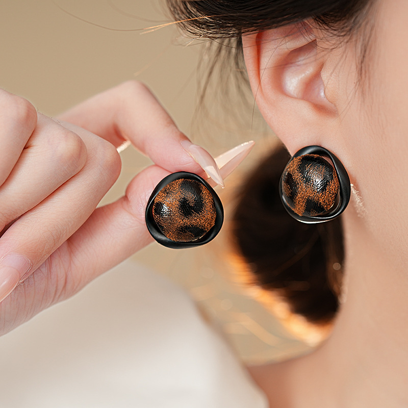 银针跨境复古皮革豹纹圆形耳钉欧美潮流高级感耳环时尚美拉德耳饰详情4