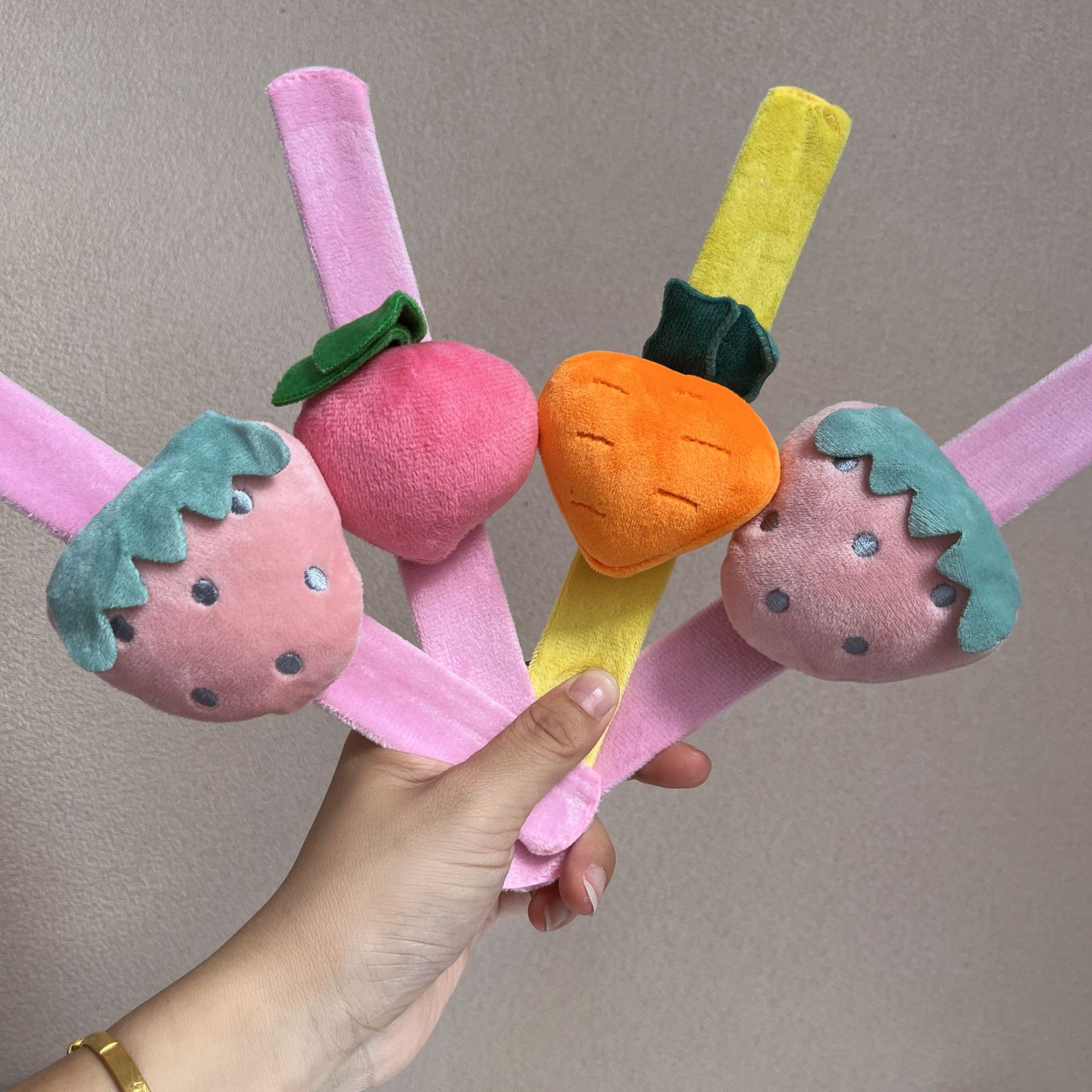海跃饰品儿童毛绒卡通啪啪圈多种卡通可爱动物手腕创意毛绒拍拍圈详情2