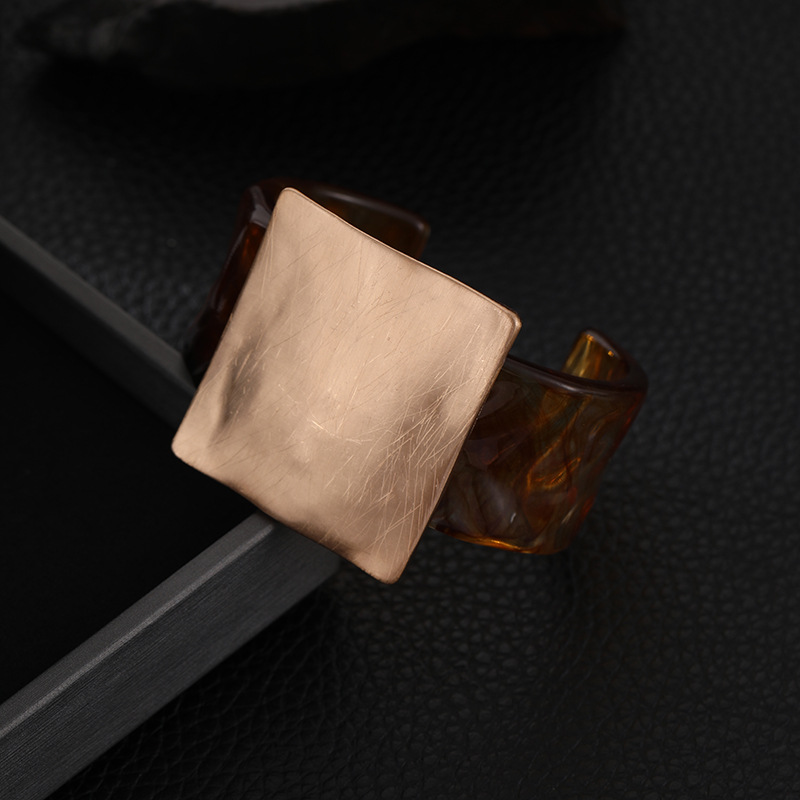 跨境亚马逊热卖欧美原创几何拉丝正方金属高级简约女士大气手镯详情13