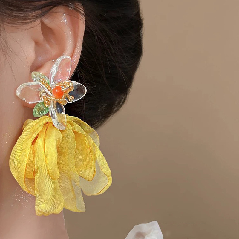 Super ethereal atmosphere yellow petal earrings, silver needle exaggerated vacation style earrings, flower stud earrings, 2024 new style earrings pic 3