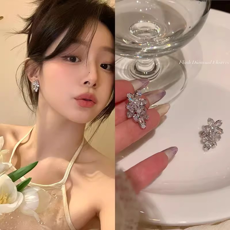 Spring/Summer 2025 fresh and elegant flower earrings for women, a light luxury and high-end look, pearl stud earrings, super fairy-like, versatile and elegant earrings pic 16