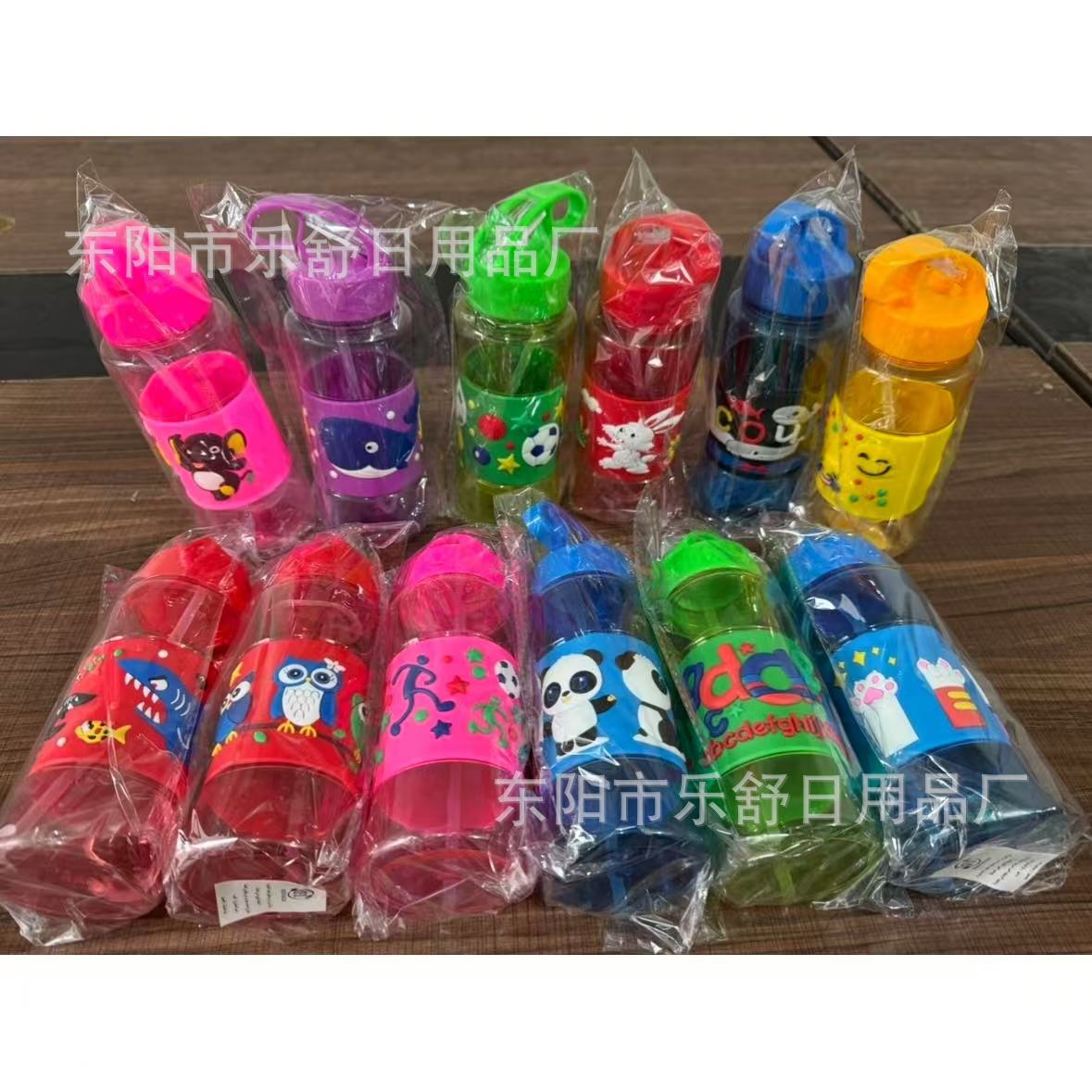 厂家直供新款夏季卡通图案可爱水杯学生儿童便携大容量软胶吸管杯详情4