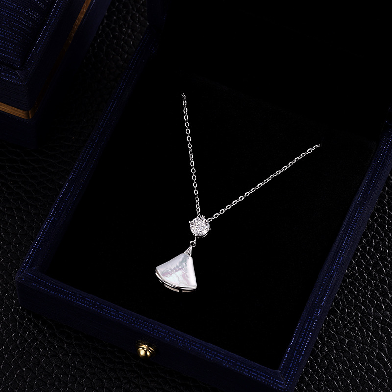 Zhuoheng Select s925 sterling silver fan-shaped moissanite necklace, high-end design sense, fashionable pendant, simple and niche collarbone pic 4