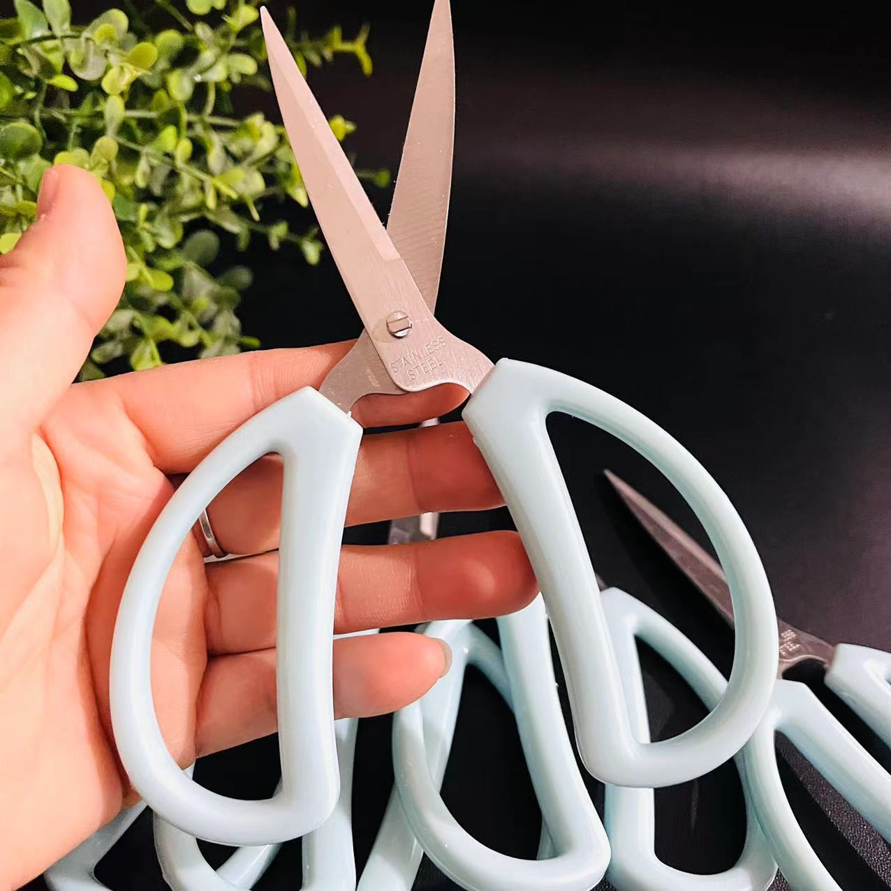 【 Zone 2-8 】 Small blue Scissors 900 yuan per piece. Small blue scissors, plastic scissors, paper-cutting, office cutting, sewing, hand scissors, business opening scissors, daily household scissors, 2 yuan per batch pic 3