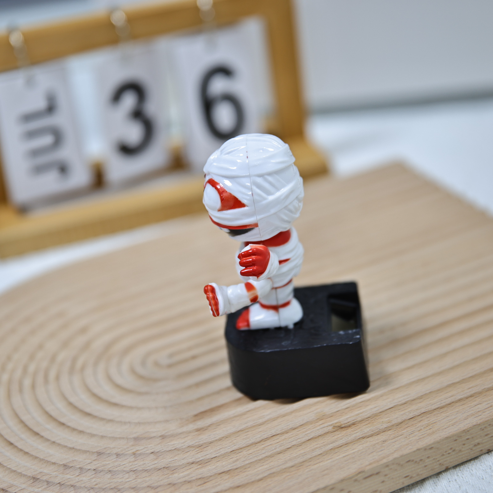 Cross-border new Halloween gift: Vehicle-mounted skeleton mummy figure-piece, solar-powered automatic swing, factory direct sales pic 13