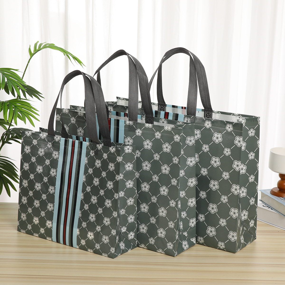 亚马逊跨境现货批发 圣诞时尚覆膜无纺布袋 购物手提袋 防水收纳袋 环保耐用详情8