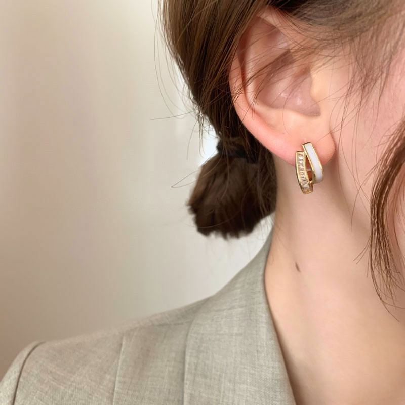 The shell double-layer stud earrings are a niche design for women. The Korean minimalist and high-end light luxury ear ring earrings are a trendy accessory pic 3