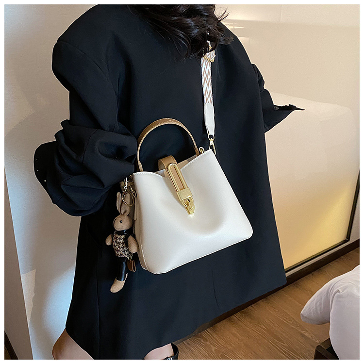 高级感大容量水桶包女2024新款潮韩系百搭宽肩带单肩包洋气斜挎包详情26