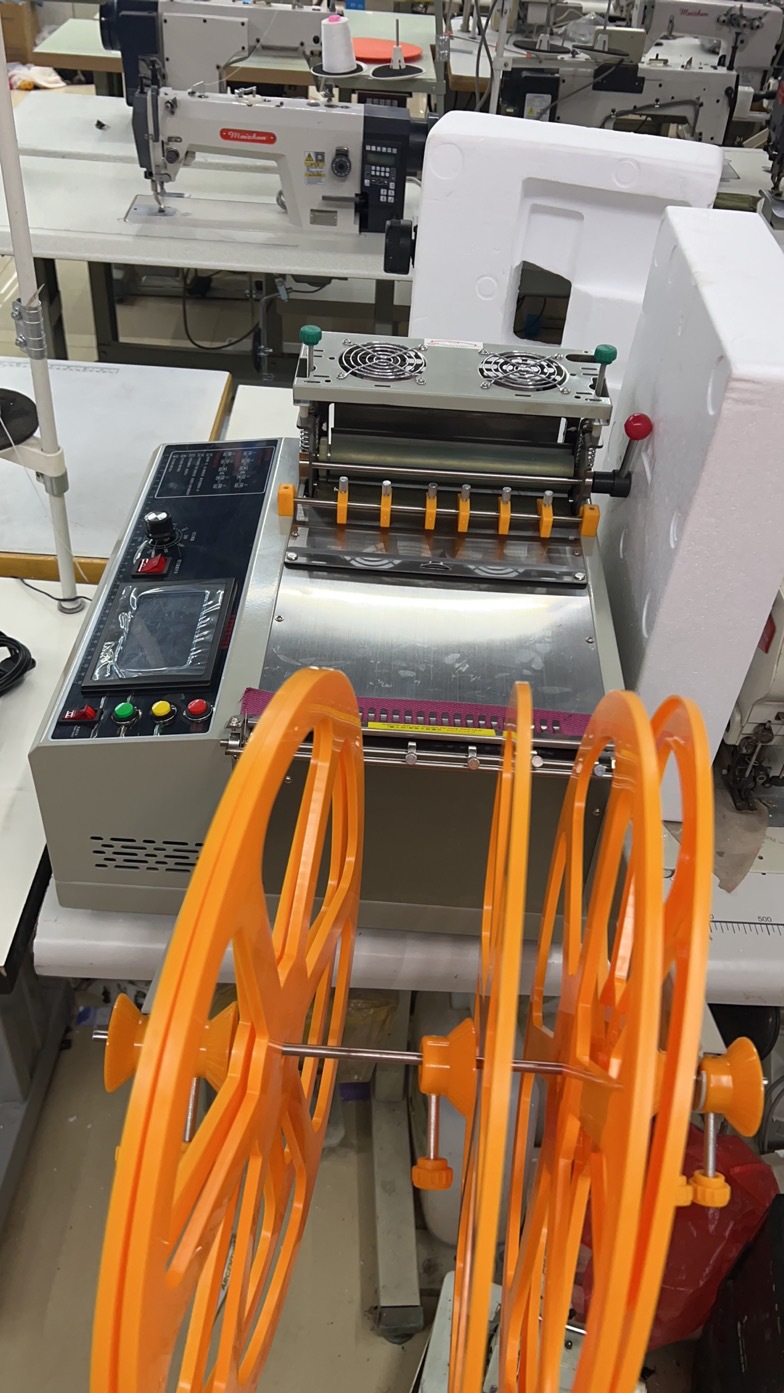 The fully automatic direct drive cutting machine for cold and hot cutting of webbing, zipper, ribbon, high head ring and waterproof ring cutting machine is highly efficient and convenient to operate before sewing pic 11